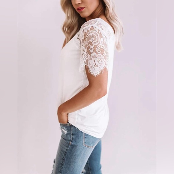 🎉Host Pick🎉 Boho Gorgeous White Lace V-Neck Top size small - Picture 3 of 4